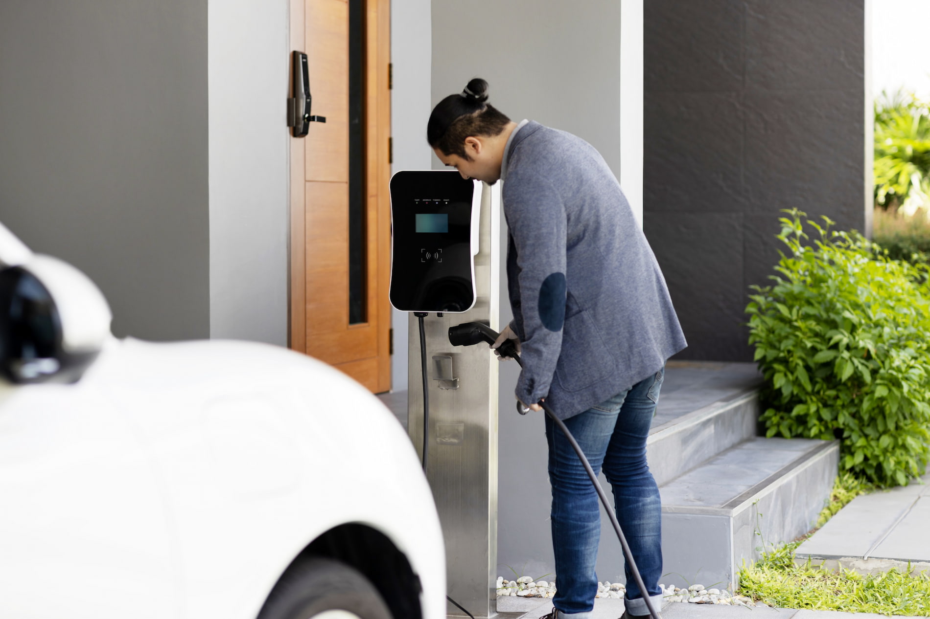 Technicien Gaudard installant une borne de recharge dans un garage de villa